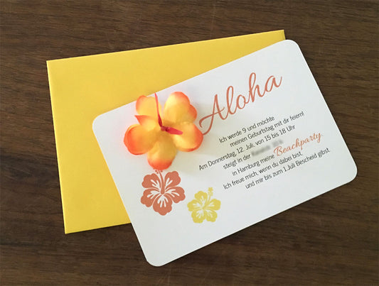 Handgefertigte Einladungskarte zur Aloha-Beachparty im DIN A6 Format mit aufgesetzter orangener Hibiskusblüte, zwei gedruckten Blumenmotiven und Text auf weißem Karton, begleitet von einem gelben Umschlag auf Holzuntergrund