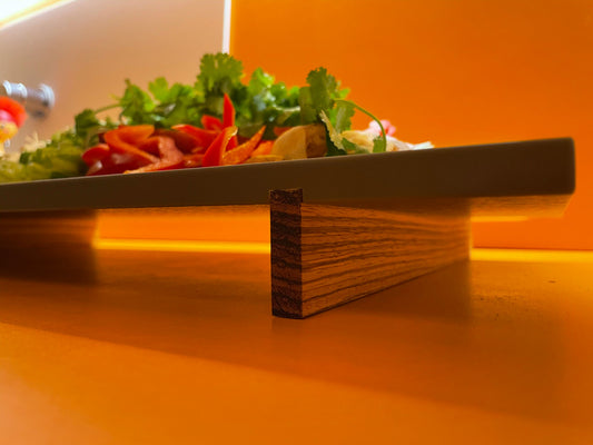 Elegantes Sushi-Tablett aus HIMACS und Holz mit buntem Salat. Perfekte Kombination aus modernem Design und Funktionalität für stilvolle Präsentation asiatischer Gerichte. Hochwertige Materialien für einfache Reinigung und langlebige Nutzung.